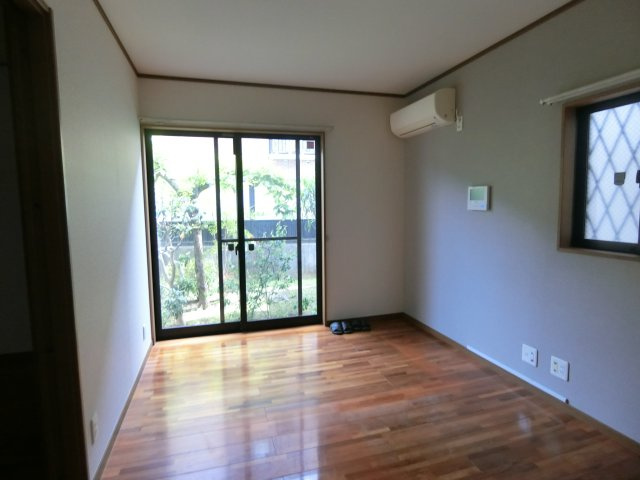 今井仲町貸家の洋室
