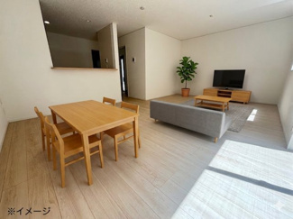 【居間・リビング】 | 佐伯区八幡1丁目（全6棟）No5 | キッチン側から見渡した19帖のLDK。掃き出し窓からは南からの自然光が差し込み、お部屋全体を明るく照らします。壁面が広く、家具の配置がしやすいのも魅力。ご家族が自然と集まる大空間です。