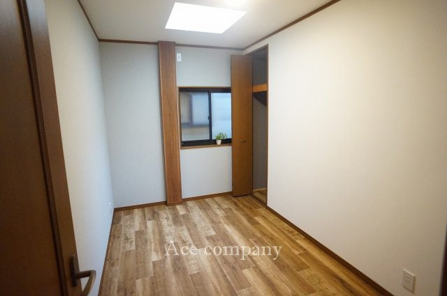 【子供部屋】 | 東大阪市稲葉1丁目 | 【3階：中央洋室5帖】天窓付き☆クローゼット完備です♪