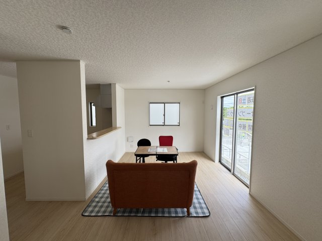 糸満市兼城　第4（全3棟）2号棟の居間・リビング|※同仕様写真です　