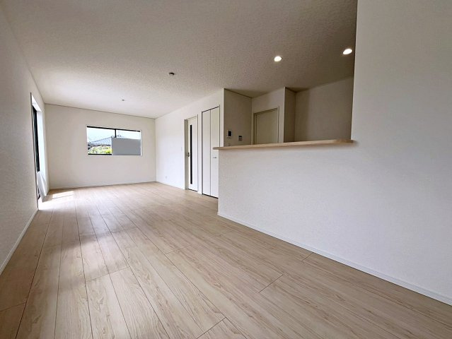 新築戸建・新築建売　伊達市梁川町御八郎　梁川小学校・梁川中学校の居間・リビング|キッチンの前にダイニングテーブルを設置すれば、お料理の配膳もスムーズです！