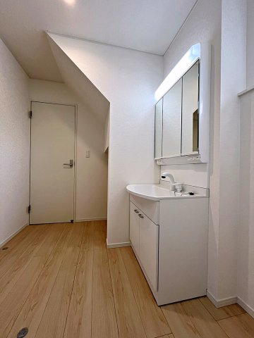 新築戸建・新築建売　伊達市梁川町御八郎　梁川小学校・梁川中学校の独立洗面台|三面鏡洗面台で朝の身支度もしやすい＆収納力も◎洗面台に物を置かずすっきり清潔に保つことができます！