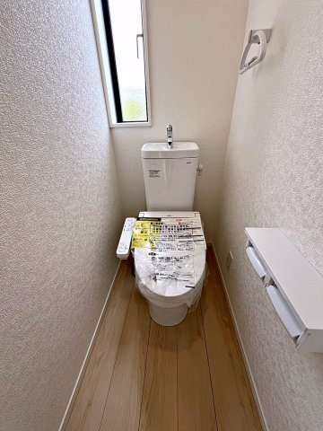 新築戸建・新築建売　伊達市梁川町御八郎　梁川小学校・梁川中学校のトイレ|白を基調としており小窓で換気ができるので清潔感のある空間。ペーパーホルダーが2つあるのも便利です！