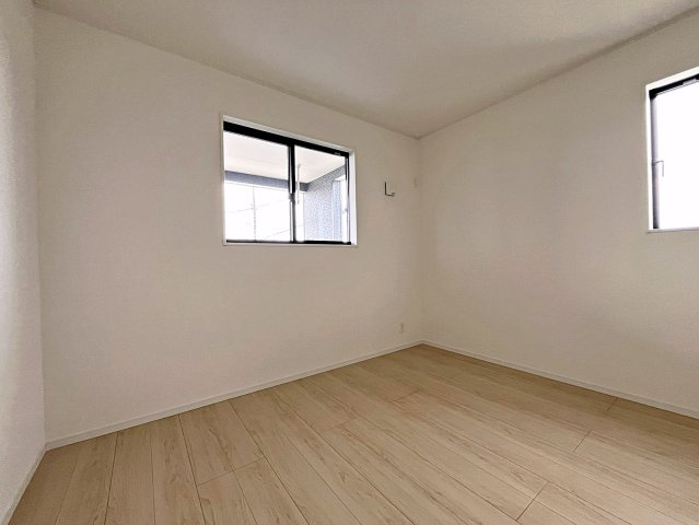 新築戸建・新築建売　伊達市梁川町御八郎　梁川小学校・梁川中学校の洋室|2面採光でたっぷりと日差しが入り明るいお部屋です！