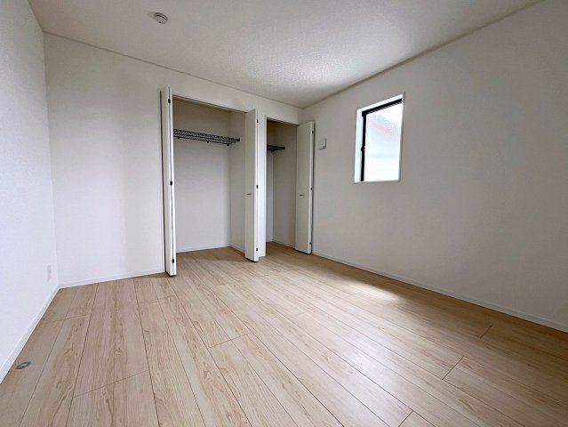 新築戸建・新築建売　伊達市梁川町御八郎　梁川小学校・梁川中学校の洋室|7帖の洋室は収納が2か所ありお荷物が多くても安心です！ご夫婦の主寝室としておすすめです！