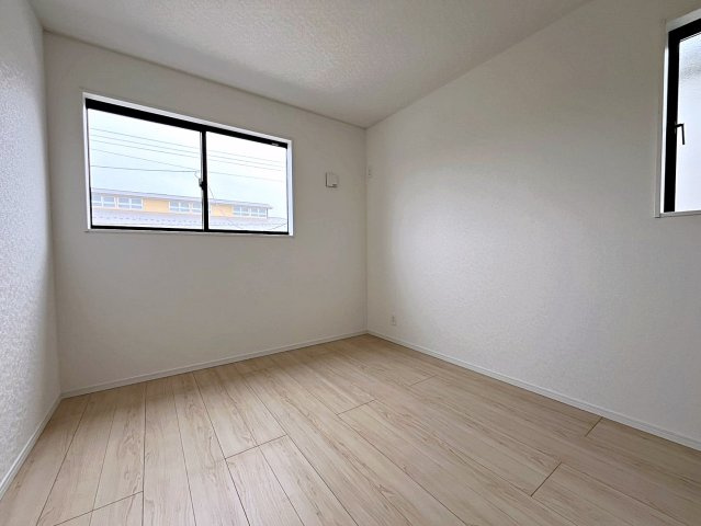新築戸建・新築建売　伊達市梁川町御八郎　梁川小学校・梁川中学校の洋室|5.2帖の洋室は北側の窓から一定した柔らかい光が入り、PC作業や読書などにも最適なお部屋です！