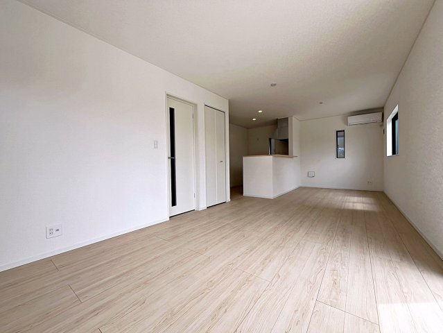 新築戸建・新築建売　伊達市梁川町御八郎　梁川小学校・梁川中学校の居間・リビング|LDKは17.6帖でゆったり広々としたくつろぎの空間です！