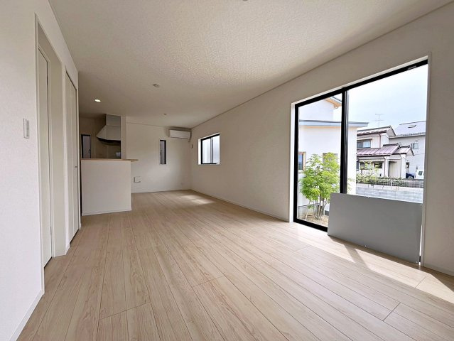 新築戸建・新築建売　伊達市梁川町御八郎　梁川小学校・梁川中学校の居間・リビング|南側の大きな窓から日差しが入り明るいリビングはご家族皆さんの憩いの場です！