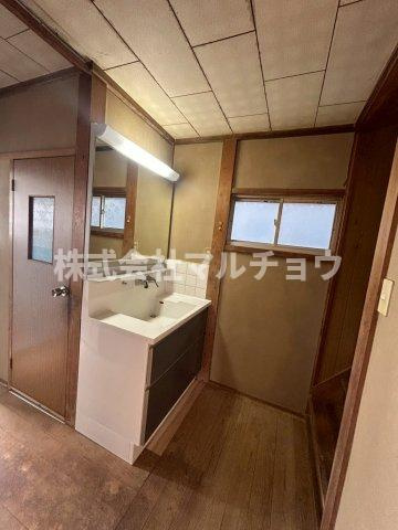 天神崎戸建の独立洗面台|独立洗面台あり、毎朝おしゃれに忙しい女性の方におすすめです