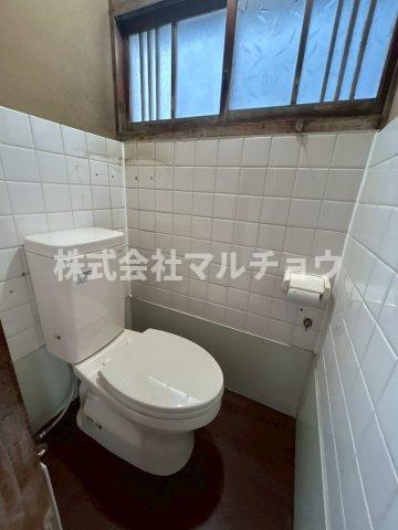 天神崎戸建のトイレ|落ち着いた色調のトイレです