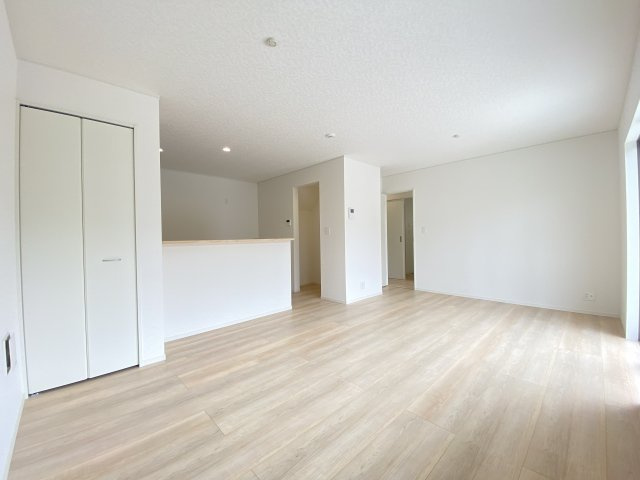 糸満市兼城　第4（全3棟）3号棟の居間・リビング|※同仕様写真です　