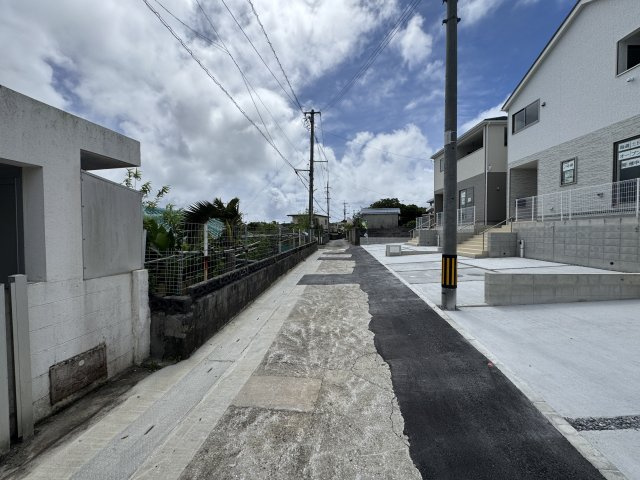 糸満市兼城　第4（全3棟）3号棟の前面道路含む現地写真|※南側側公道4m♪