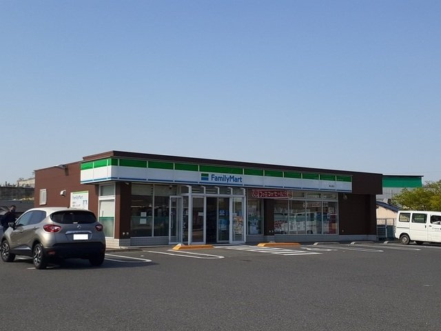 Ｃａｍａｒａｄｅ　Ｓの周辺|ファミリーマート郡店まで750m