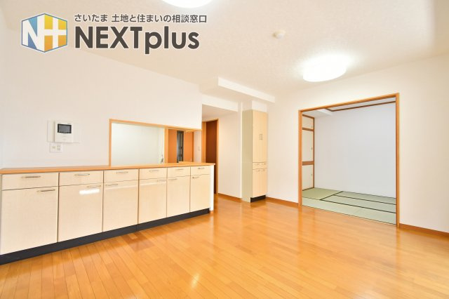 グリーンミユキ吉野町の居間・リビング|LDK14.9帖：可動間仕切りを大きく開放すると…、合計約20帖越えのゆったり空間に！洋室のクローゼットも大容量で、散らかりがちなお部屋も、いつもスッキリ気持ち良い室内となります。