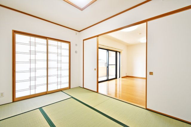グリーンミユキ吉野町の和室|和室6帖：リビングと隣接する6帖の和室は、扉を開放することでより広々とした一体感ある空間として活用可能です。リフォーム済みで畳の香りが心地よく、客間やお子様の遊び場としても重宝します。
