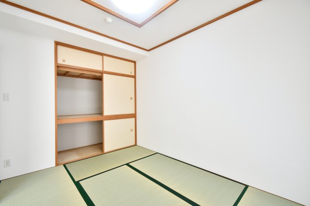 グリーンミユキ吉野町の和室|和室6帖：押入タイプの収納ですので、収納力も高く来客用の寝具もそのまま収納出来ます！畳ですので、フローリングより暖かく柔らかい為、寝る人にも優しいお部屋となっております。
