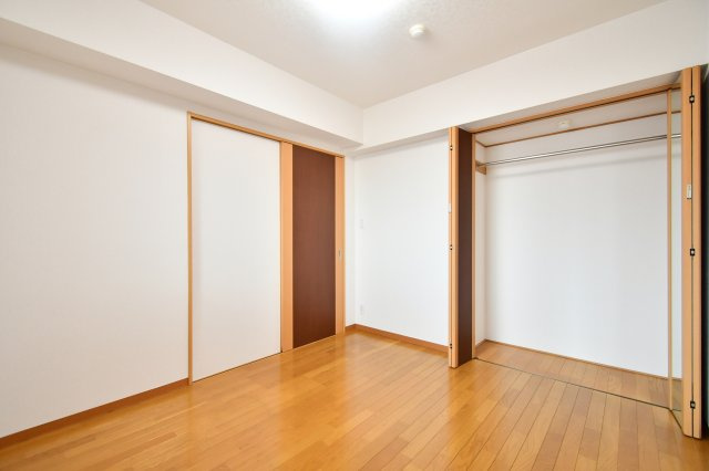 グリーンミユキ吉野町の洋室|洋室②6.0帖：クローゼットは各部屋に備わっておりますので、家族それぞれで洋服収納をすることも可能です。また、上下セパレートになっているため衣替えもしやすく、ハンガーパイプで家事時短にも◎！