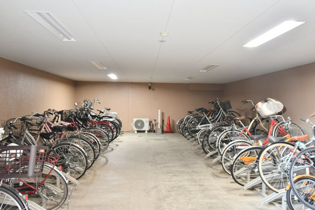 グリーンミユキ吉野町の駐輪場|屋根付きの駐輪場は、大切な自転車を雨風から守り、劣化を防ぎます。整理整頓された使い勝手の良いスペースです。近隣には公園や店舗が点在しており、自転車があれば日々の買い物や外出がさらに快適になります。