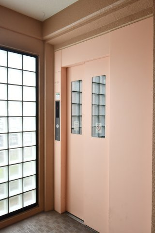 グリーンミユキ吉野町のその他共用部分|重い荷物がある日や、ペットとのお出かけもスムーズに移動できるエレベーターが付いています。共用部は管理が行き届き、清潔感のある空間が保たれているため、毎日の帰宅時も安心です。