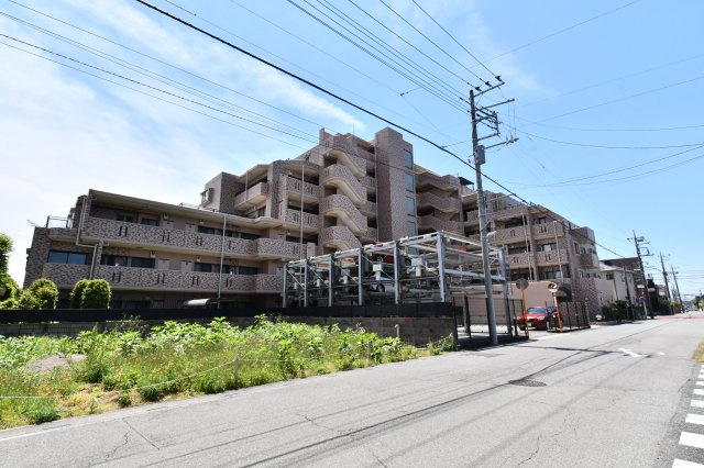 グリーンミユキ吉野町の外観|前面道路は開放感があり、落ち着いた住環境が広がっています。周辺には諏訪公園やドラッグストアが徒歩2分圏内に揃い、利便性◎。ペットとの散歩も楽しみになる、暮らしやすいロケーションです。