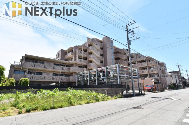 グリーンミユキ吉野町の外観|落ち着いた色調のタイル貼りが目を引く、地上7階建ての外観です。オートロック付きでセキュリティ面も安心。周辺にはドラッグストアや公園が揃い、利便性と穏やかな住環境を享受できます。