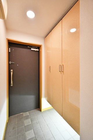 グリーンミユキ吉野町の玄関|玄関は広めに設計されておりますので、お子様と並んで靴を一緒に履く事もできます！トールサイズのシューズボックスですので、ご家族分の靴がしっかり収納する事ができます。