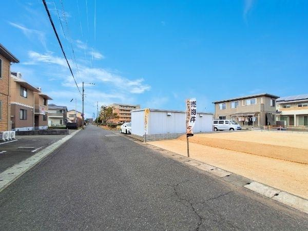 横田Ⅱ　NE新築の前面道路含む現地写真|前面道路が広々としています