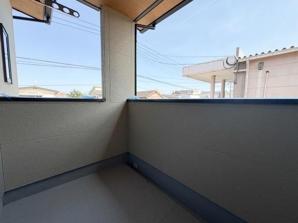 P-TELAS南津留のバルコニー|屋根付きで天候の影響を受けにくいバルコニーです。開放感のある眺望が魅力です。周囲の建物との距離も確保されています。安心感のある高さの壁が特徴です。