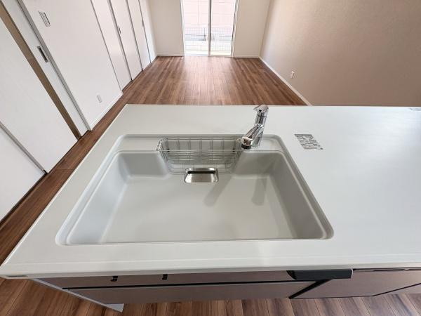 P-TELAS南津留のキッチン|シンプルで清潔感のあるキッチンです。広々としたシンクが使いやすさをサポートします。開放感のある空間が魅力です。ナチュラルな床材との調和もポイントです。