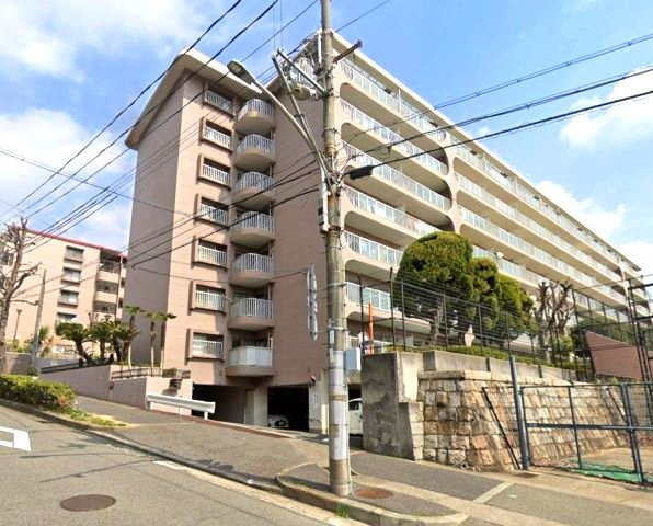 熊内スカイハイツの外観|毎日のお散歩も快適な緑に恵まれたエリアで、高台にあるため遮るものが少なく、開放的です