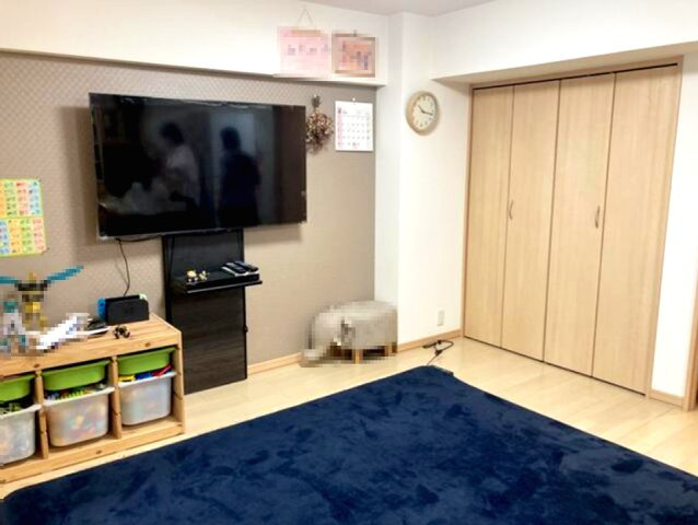 熊内スカイハイツの居間・リビング|共有アイテムの収納に便利なLDK物入
