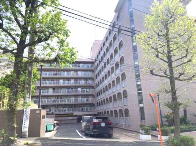 熊内スカイハイツの外観|通勤にも外出にもアクセス良好。家族でおでかけすることも増えそうですね。
