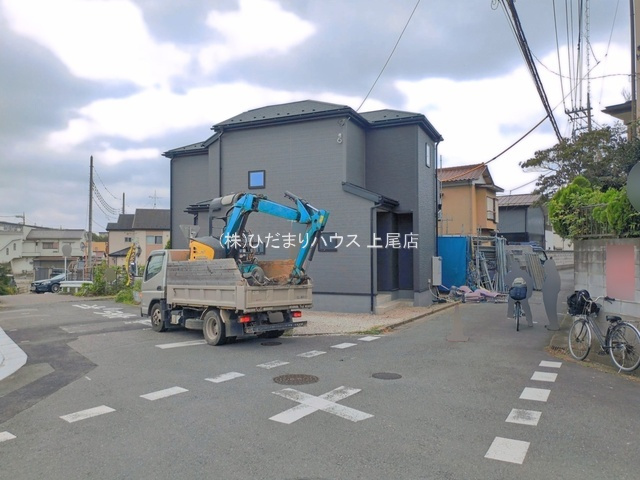上尾市瓦葺　新築戸建　リーブル01の前面道路含む現地写真