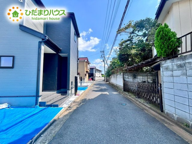 上尾市瓦葺　新築戸建　リーブル01の前面道路含む現地写真