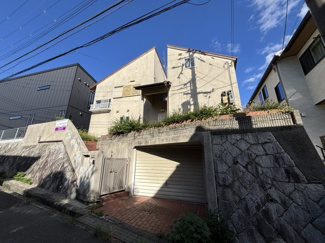 【外観】 | 茨木市南春日丘３丁目　中古戸建 | 外観写真です！
車庫スペース付きのため雨の日でも安心ですね！