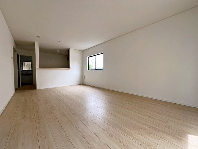 新築戸建・新築建売　伊達市梁川町御八郎　梁川小学校・梁川中学校の居間・リビング|キッチンの前にダイニングテーブルを設置すれば、お料理の配膳もスムーズです！