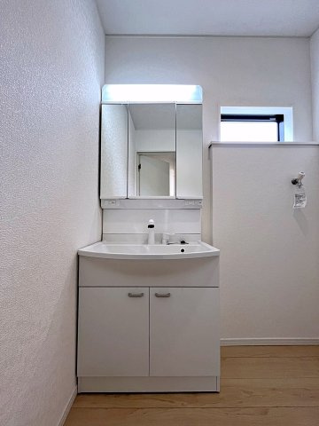 新築戸建・新築建売　伊達市梁川町御八郎　梁川小学校・梁川中学校の独立洗面台|三面鏡洗面台で朝の身支度もしやすい＆収納力も◎洗面台に物を置かずすっきり清潔に保つことができます！