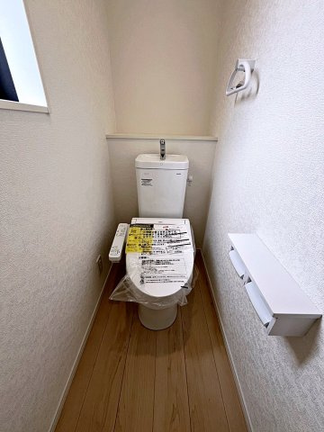 新築戸建・新築建売　伊達市梁川町御八郎　梁川小学校・梁川中学校のトイレ|白を基調としており小窓で換気ができるので清潔感のある空間。ペーパーホルダーが2つあるのも便利です！