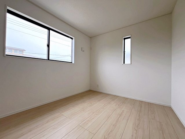 新築戸建・新築建売　伊達市梁川町御八郎　梁川小学校・梁川中学校の洋室|6帖の洋室は北側の窓から一定した柔らかい光が入り、PC作業や読書などにも最適なお部屋です！