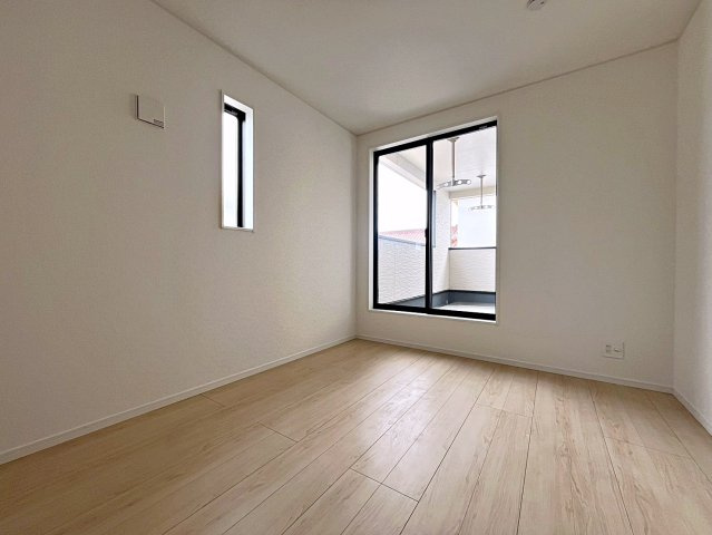 新築戸建・新築建売　伊達市梁川町御八郎　梁川小学校・梁川中学校の洋室|6帖のバルコニーに面した洋室は大きな窓から太陽の日差しが入り明るく快適なお部屋です！