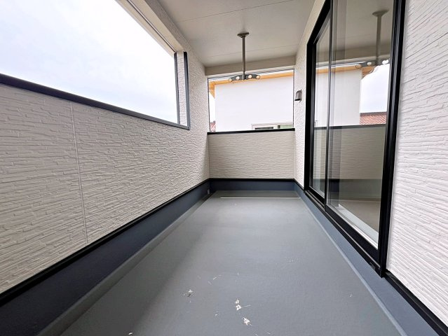 新築戸建・新築建売　伊達市梁川町御八郎　梁川小学校・梁川中学校のバルコニー|天候の急な変化にも柔軟に対応できる快適なインナーバルコニー！