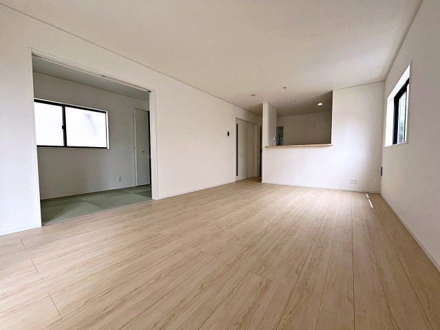 新築戸建・新築建売　伊達市梁川町御八郎　梁川小学校・梁川中学校の居間・リビング|14.2帖のLDKは隣の和室と合わせると18.2帖の広々としたくつろぎの空間です！