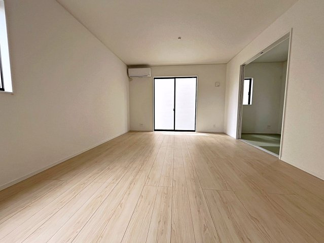 新築戸建・新築建売　伊達市梁川町御八郎　梁川小学校・梁川中学校の居間・リビング|南側の大きな窓から日差しが入り明るいリビングはご家族皆さんの憩いの場です！