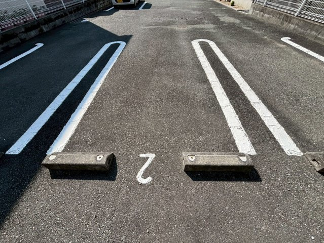 パインハースト Eの駐車場