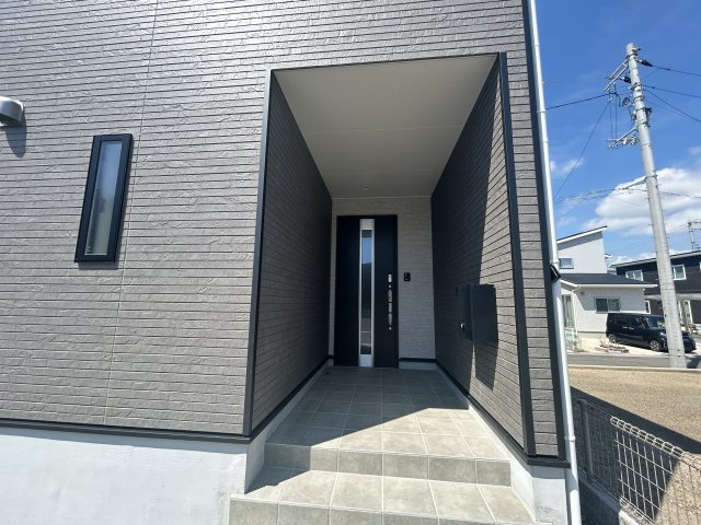阿南市才見町建売第1②の玄関