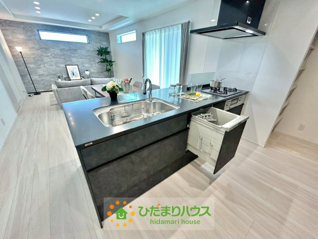久喜市上町　新築一戸建て　のキッチン|機能性とデザイン性を兼ね備えている、おしゃれなキッチン！背面には収納スペースもございます！