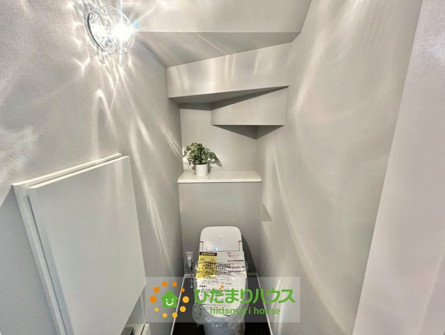 久喜市上町　新築一戸建て　のトイレ|照明が魅力的なお手洗いです！落ち着く空間を演出出来ます♪