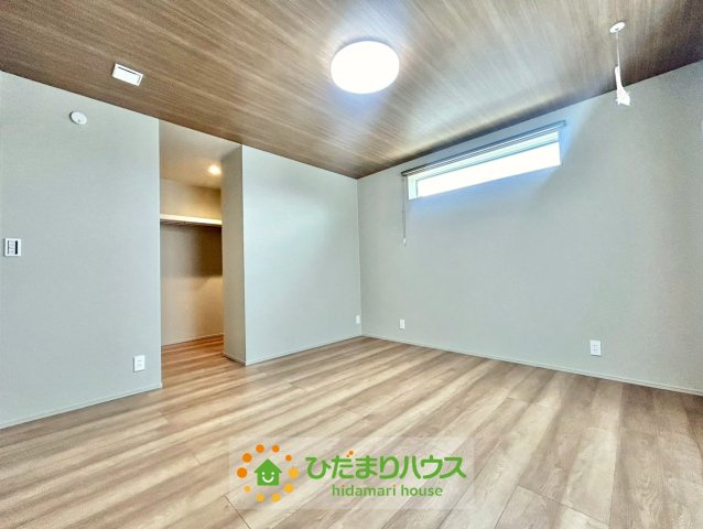 久喜市上町　新築一戸建て　の寝室|主寝室としてもゆとりある広さで、明るく心地の良い空間です♪