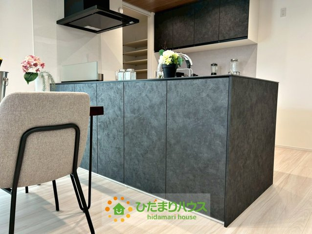 久喜市上町　新築一戸建て　のキッチン|書類など細々とした物を収納するのに便利なキッチン！色味もおしゃれで憧れの設備です♪
