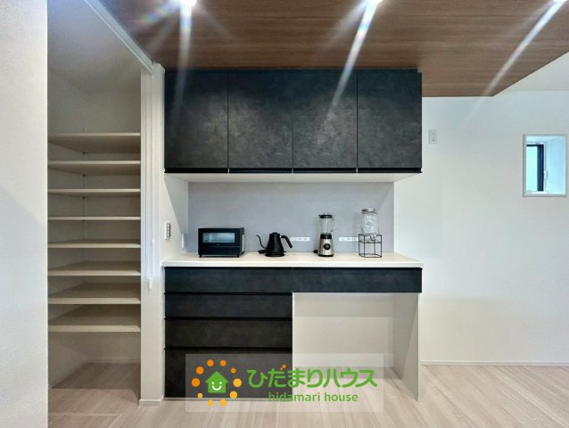 久喜市上町　新築一戸建て　の収納|キッチンと色味を合わせたカップボードです！